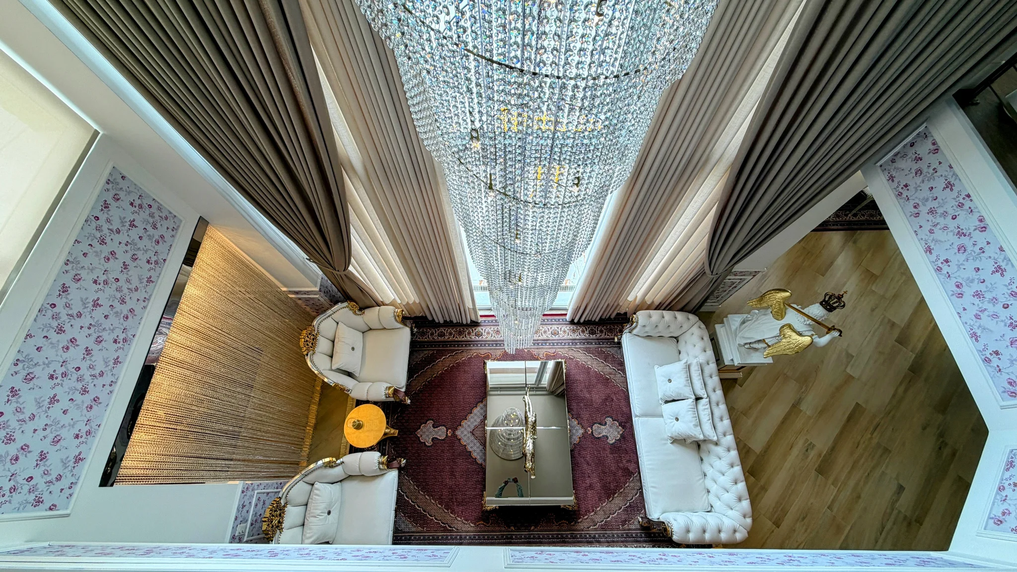 Casa à venda com 4 suítes no  Condomínio Iporanga em Campos do Jordão/SP. 