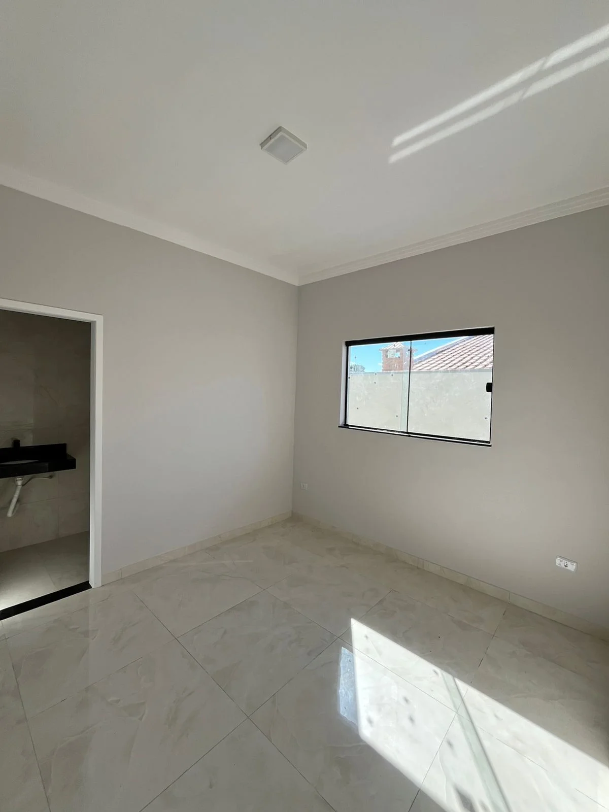 Casa à Venda em Pindamonhangaba com Piscina Privativa — 3 Dormitórios, Suíte, 102 m² | Próxima ao Centro