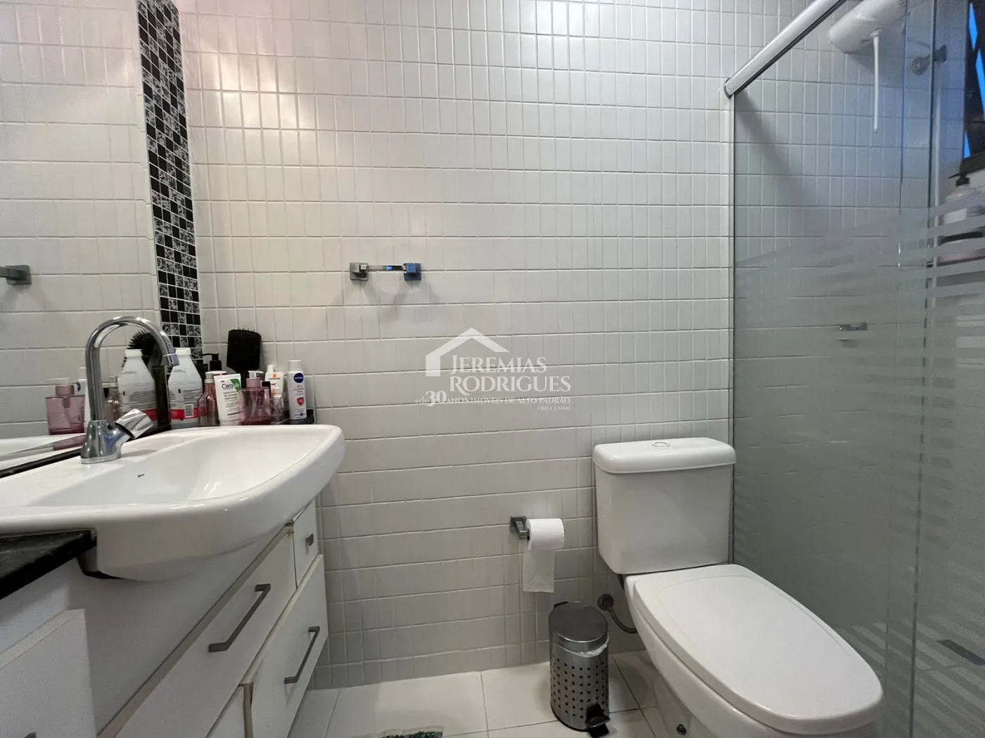 Apartamento duplex à venda com 2 dormitórios, 107 m² no Edifício Jabuticabeiras em Taubaté/SP.