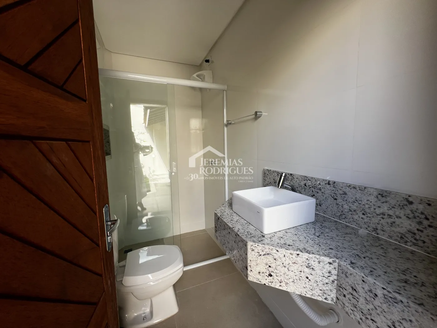 Casa para venda e locação com 4 suítes no Condomínio Chácaras Cataguá em Taubaté/SP