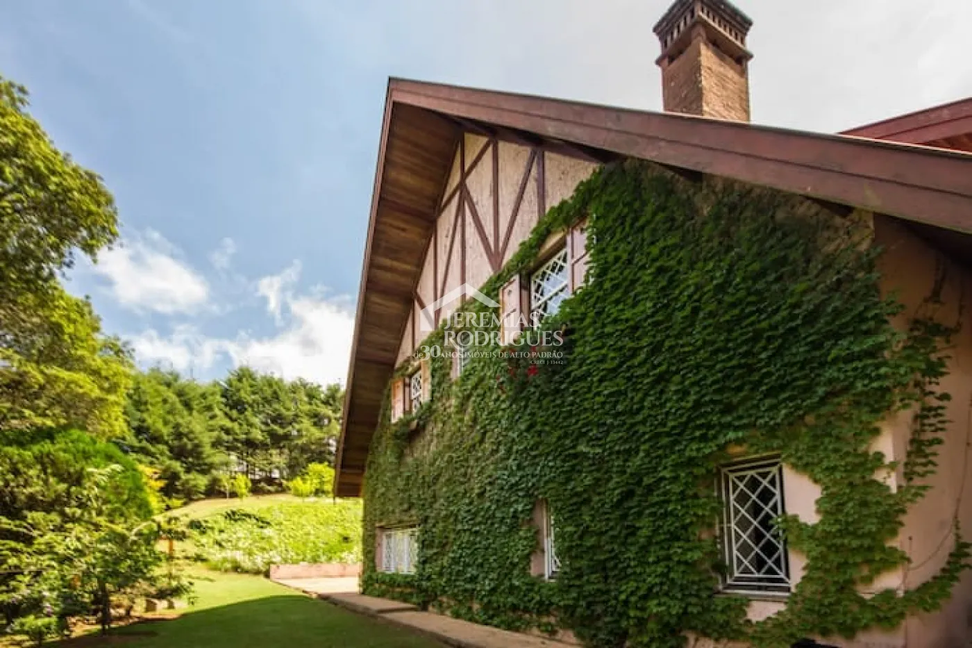 Casa à venda com 4 suítes no bairro Descansópolis em Campos do Jordão/SP.