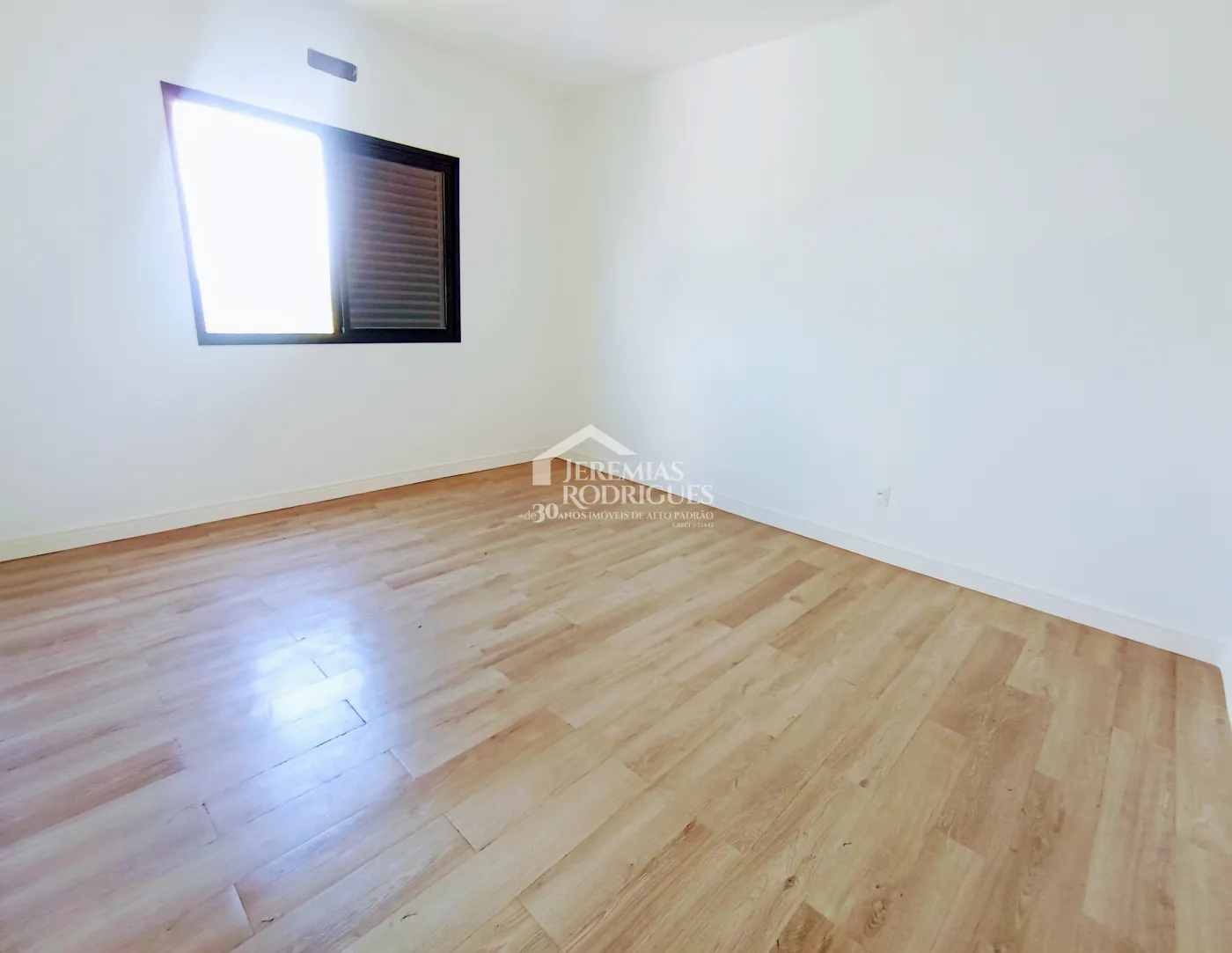 Casa assobradada à venda com 3 suítes no Condomínio Cyrela Landscape em Taubaté/SP.