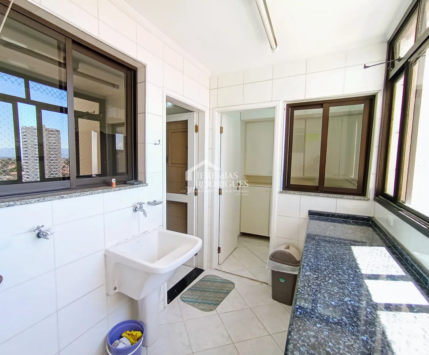 Apartamento para venda com 2 suítes no Edifício Rosa Abirached em Taubaté/SP