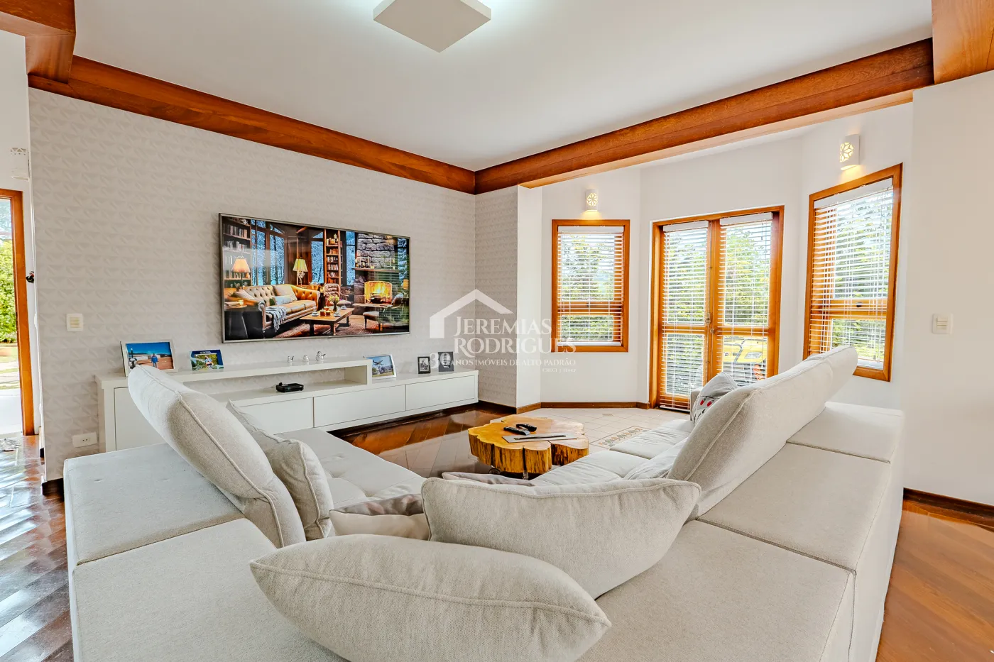 Casa assobradada à venda com 3 dormitórios no Condomínio Aldeia Austríaca em Campos do Jordão/SP.