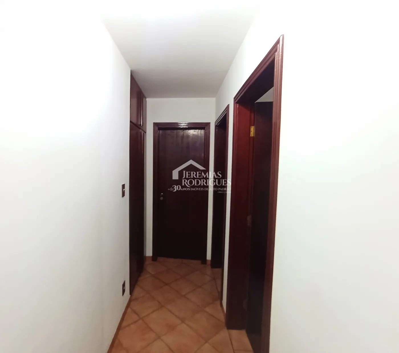 Casa à venda com 4 dormitórios no Condomínio Village Paineiras em Pindamonhangaba/SP.