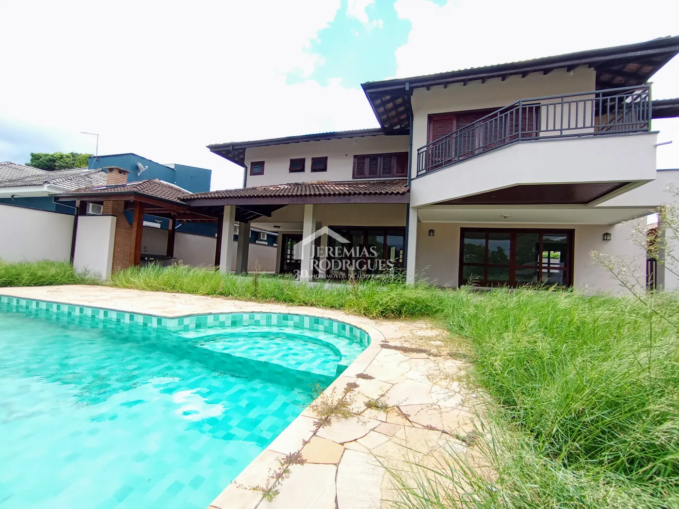 Casa à venda e locação com 4 suítes no Condomínio Colonial Village I em Pindamonhangaba/SP.