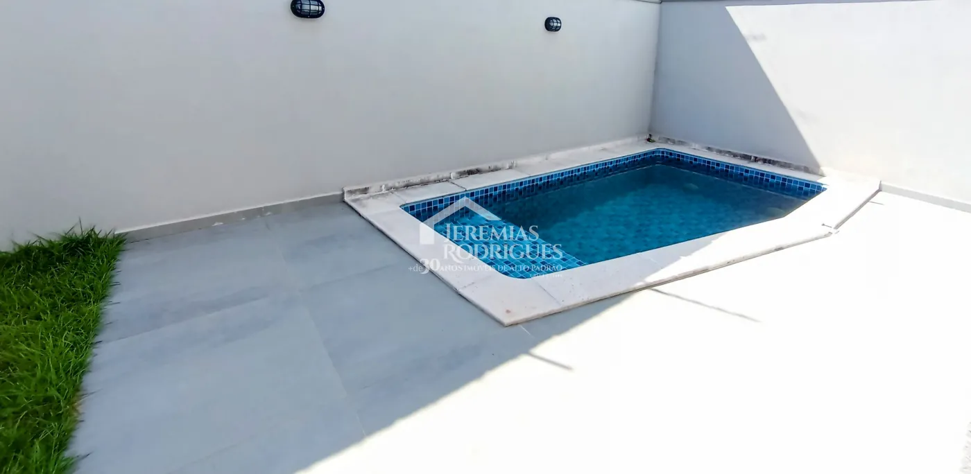 Casa à venda com 3 suítes no Condomínio Campos do Conde II em Tremembé/SP.