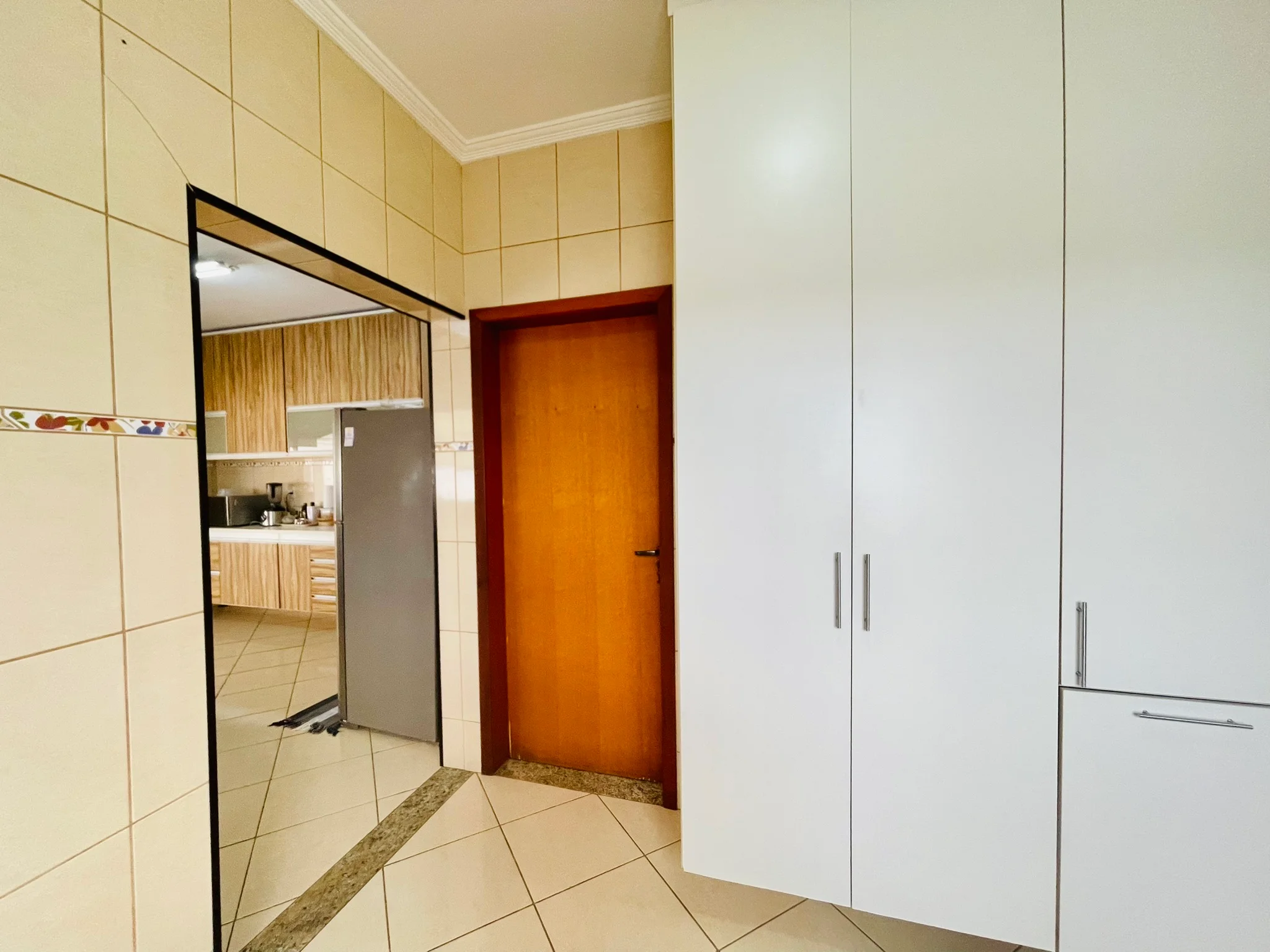 Casa à venda com 4 dormitórios no Condomínio Colonial Village I em Pindamonhangaba/SP. 