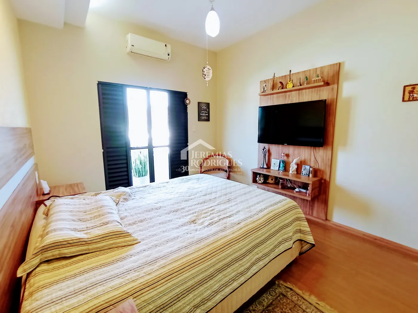 Casa assobradada à venda com 3 suítes no Condomínio Fortaleza em Taubaté/SP.