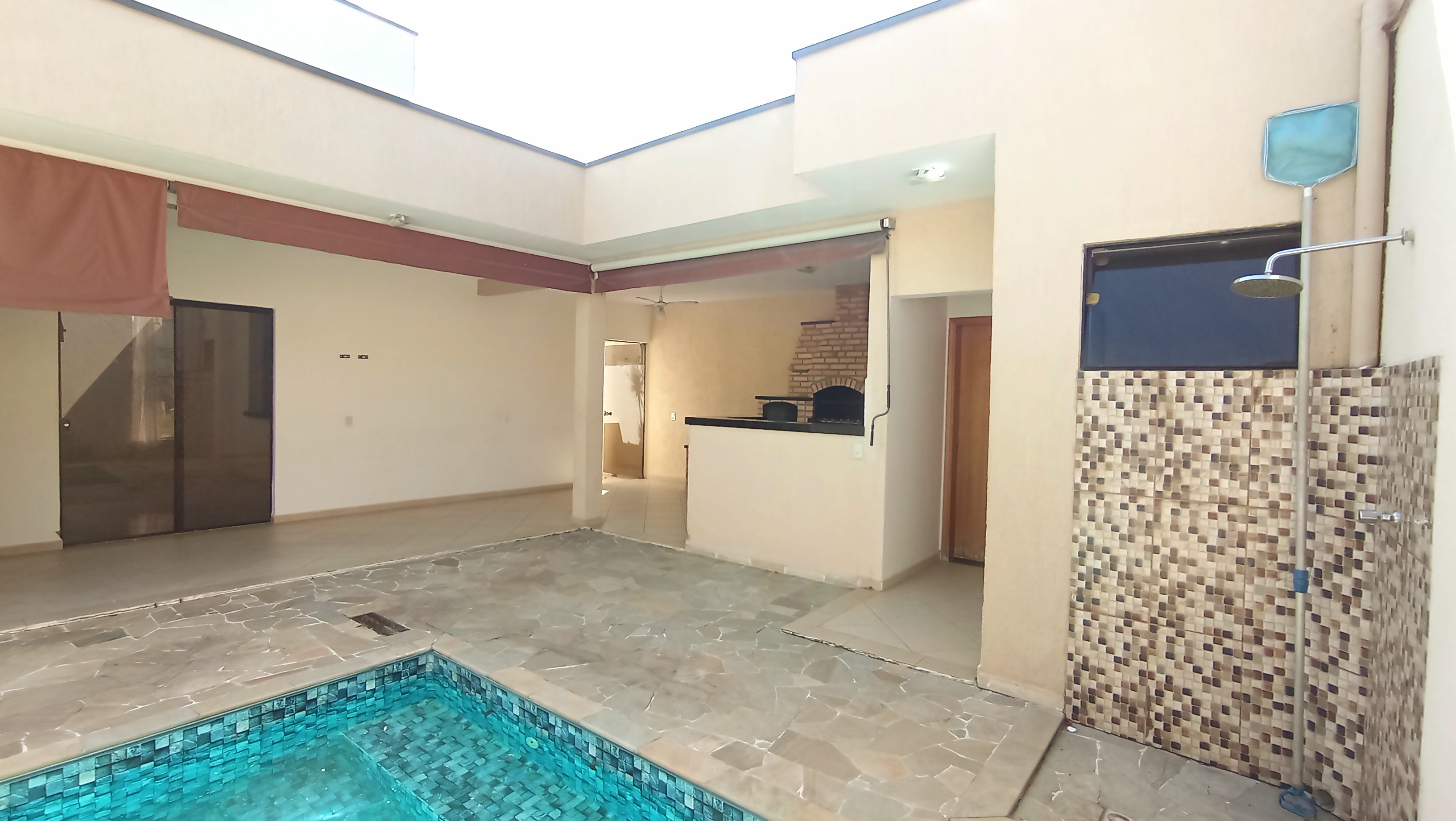 Casa à venda com 4 suítes no Condomínio Real Ville em Pindamonhangaba/SP. 