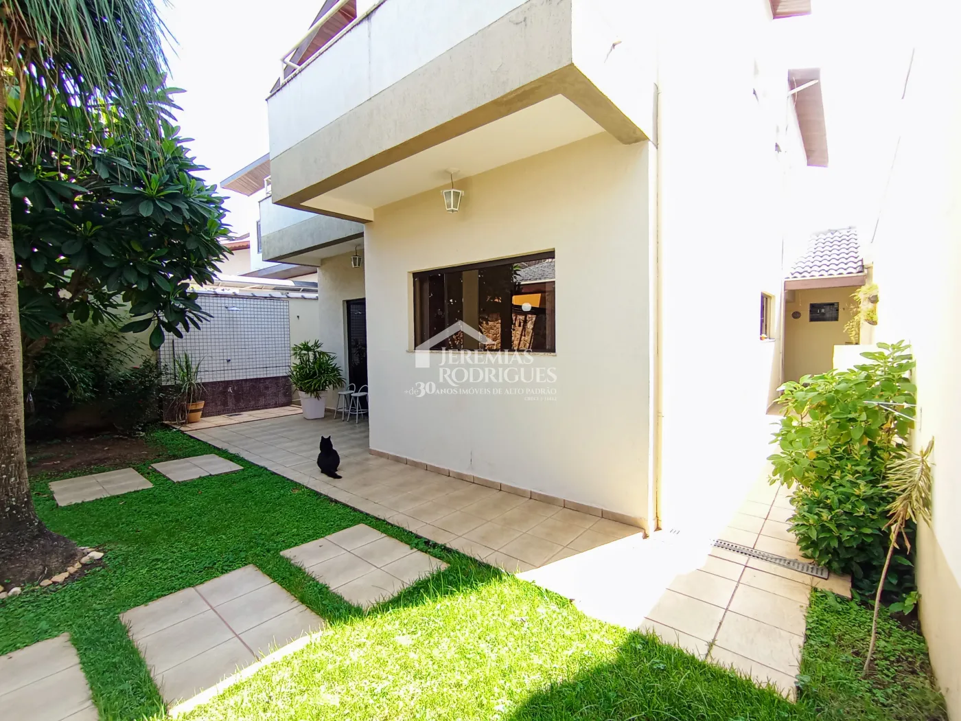 Casa assobradada à venda com 3 suítes no Condomínio Fortaleza em Taubaté/SP.
