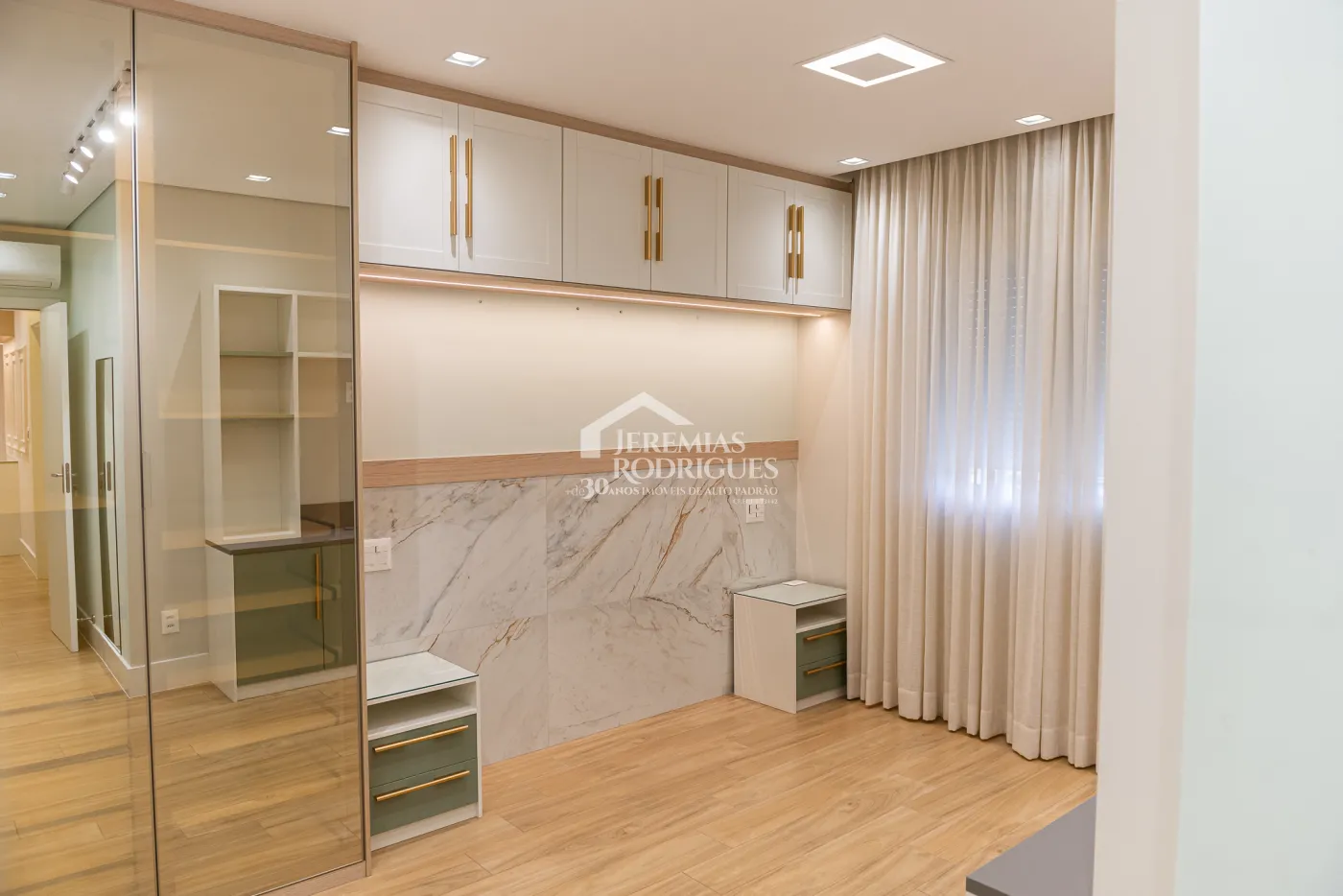 Apartamento à venda com 3 dormitórios, 98 m² no Edifício Bauhaus em Pindamonhangaba/SP.
