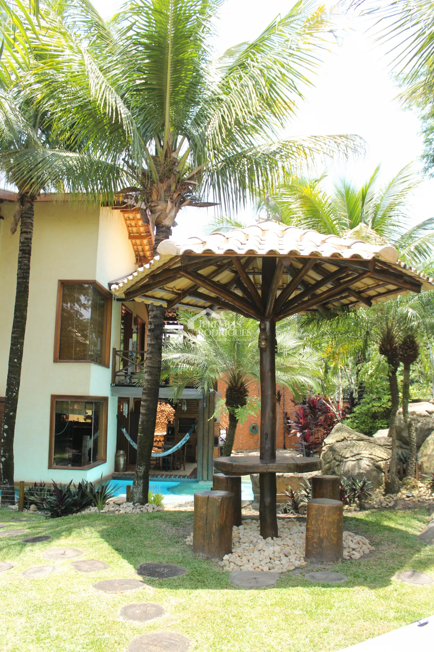 Casa para venda e locação com 5 dormitórios no Condomínio Taubaté Village em Taubaté/SP.