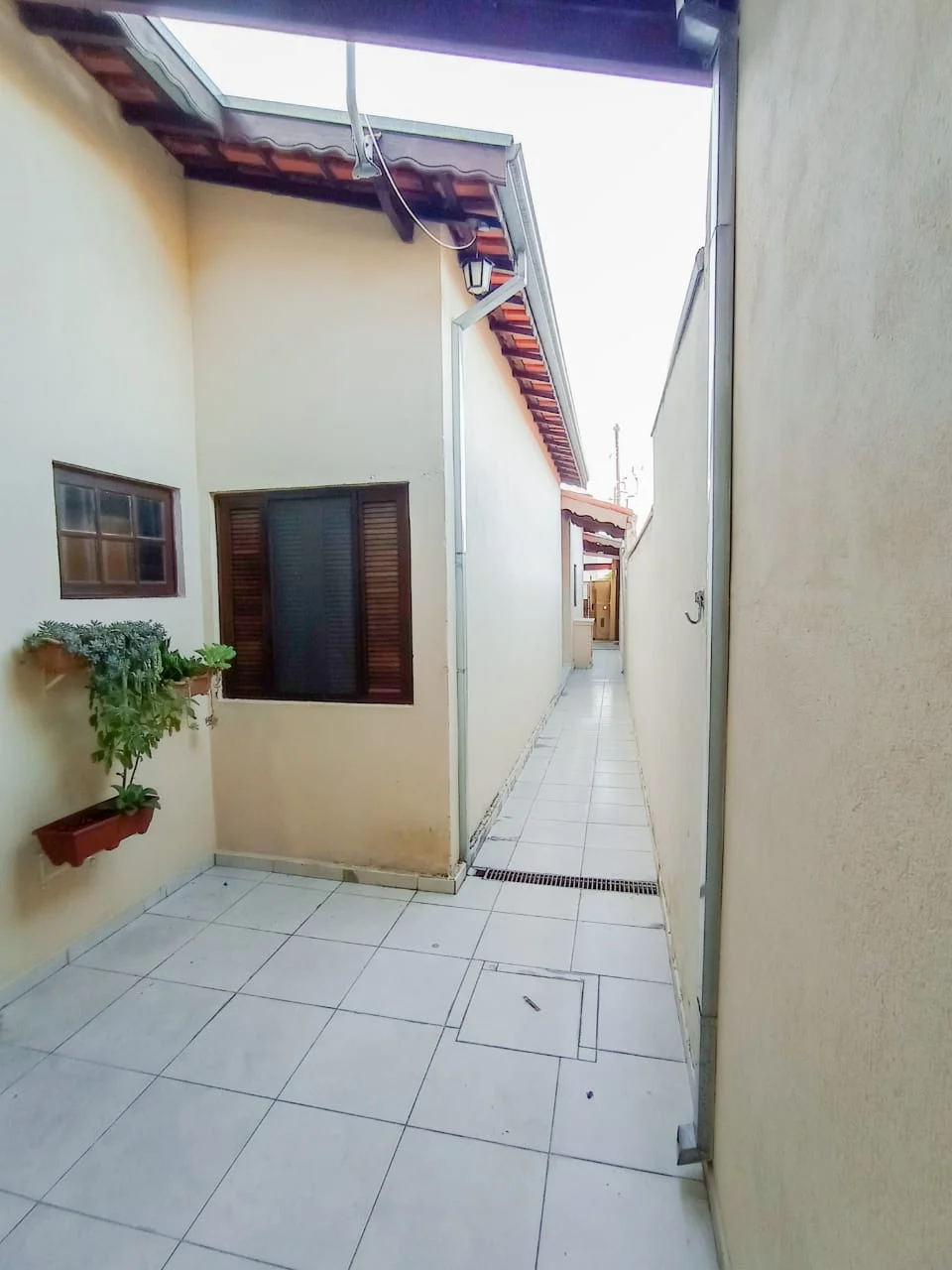 Casa para locação com 2 dormitórios no bairro Mombaça em Pindamonhangaba/SP. 