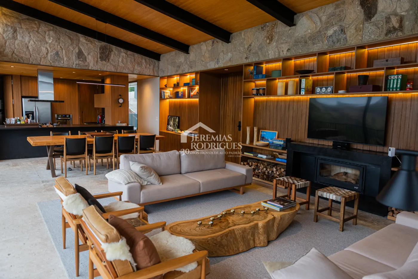 Casa com 5 quartos, 560 m²- Colinas Capivari - Campos do Jordão/SP