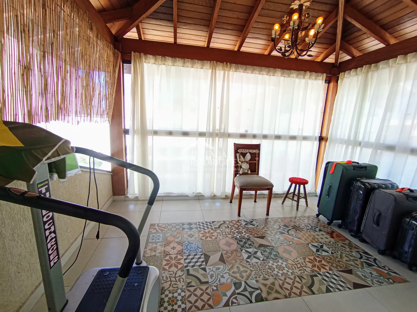 Casa para venda com 3 dormitórios no Condomínio Campos Do Conde II Versailles em Tremembé/SP