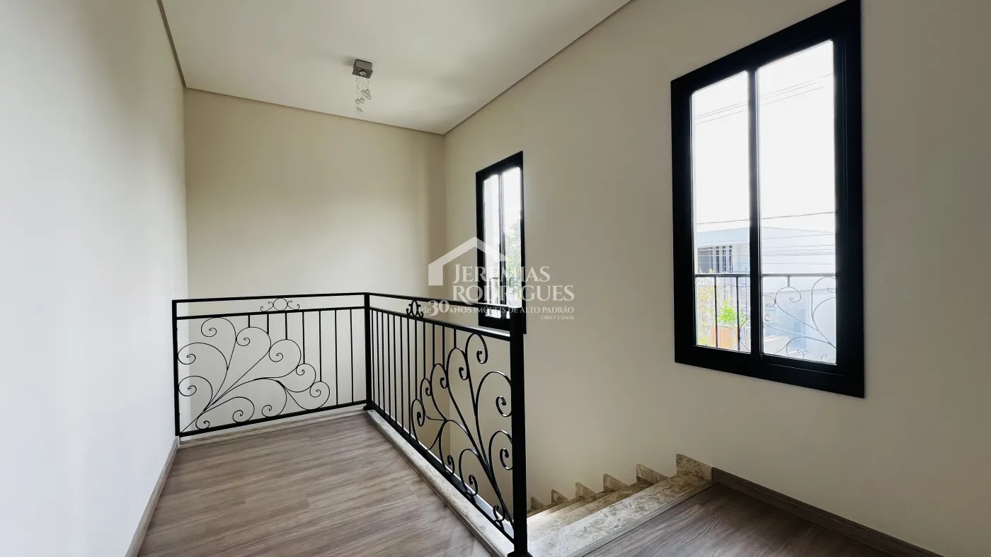 Casa assobradada à venda com 3 suítes no Condomínio e Ouro Ville em Taubaté/SP.