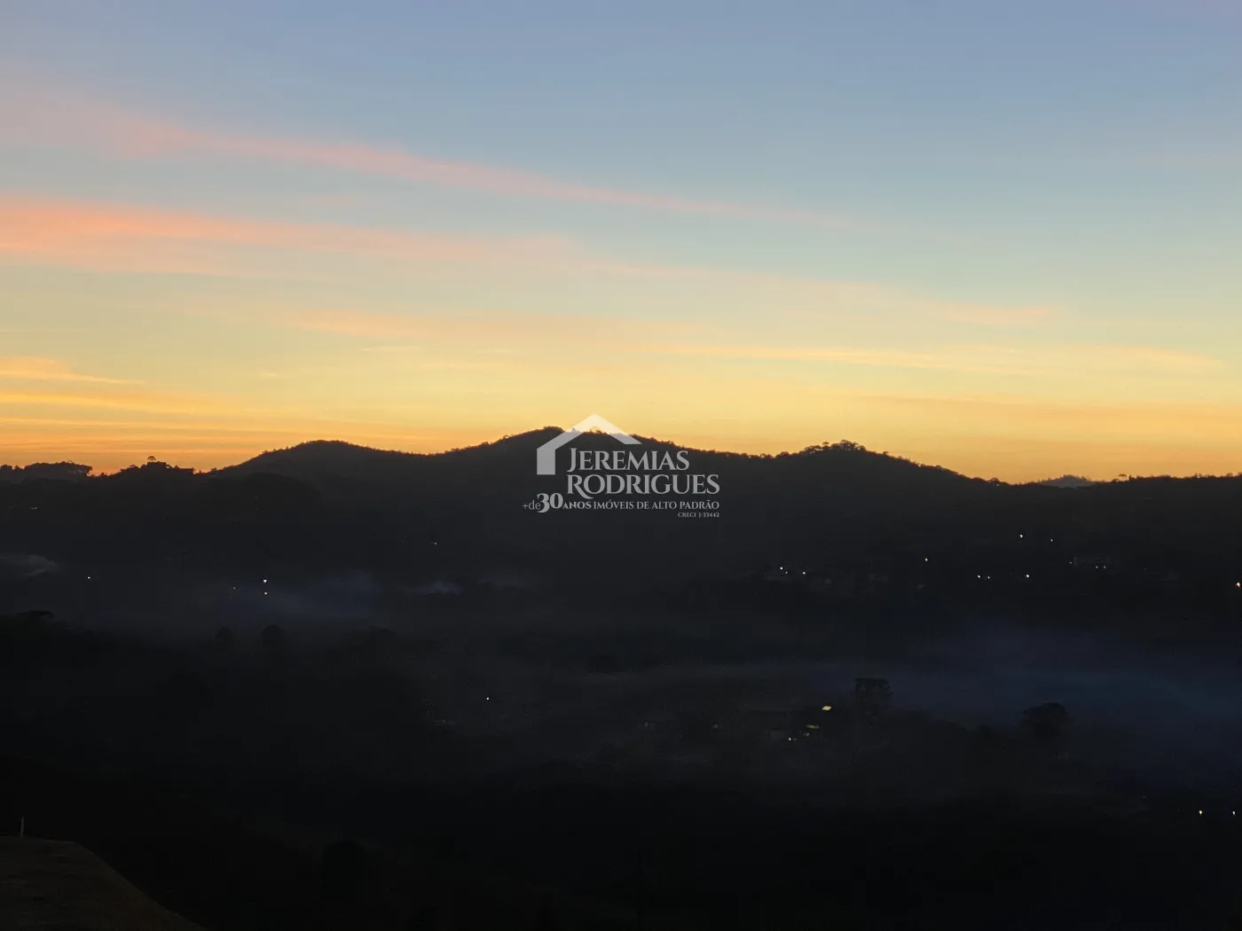 Casa à venda com 4 suítes no Condomínio Jardim Monte Belo em Campos do Jordão/SP.