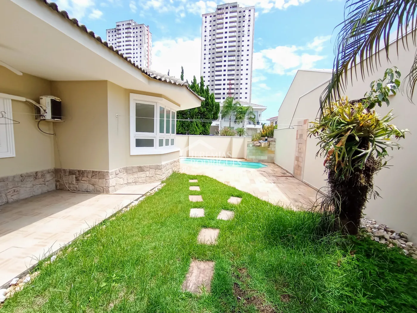 Casa para locação com 4 dormitórios no Condomínio Taubaté Village em Taubaté/SP.