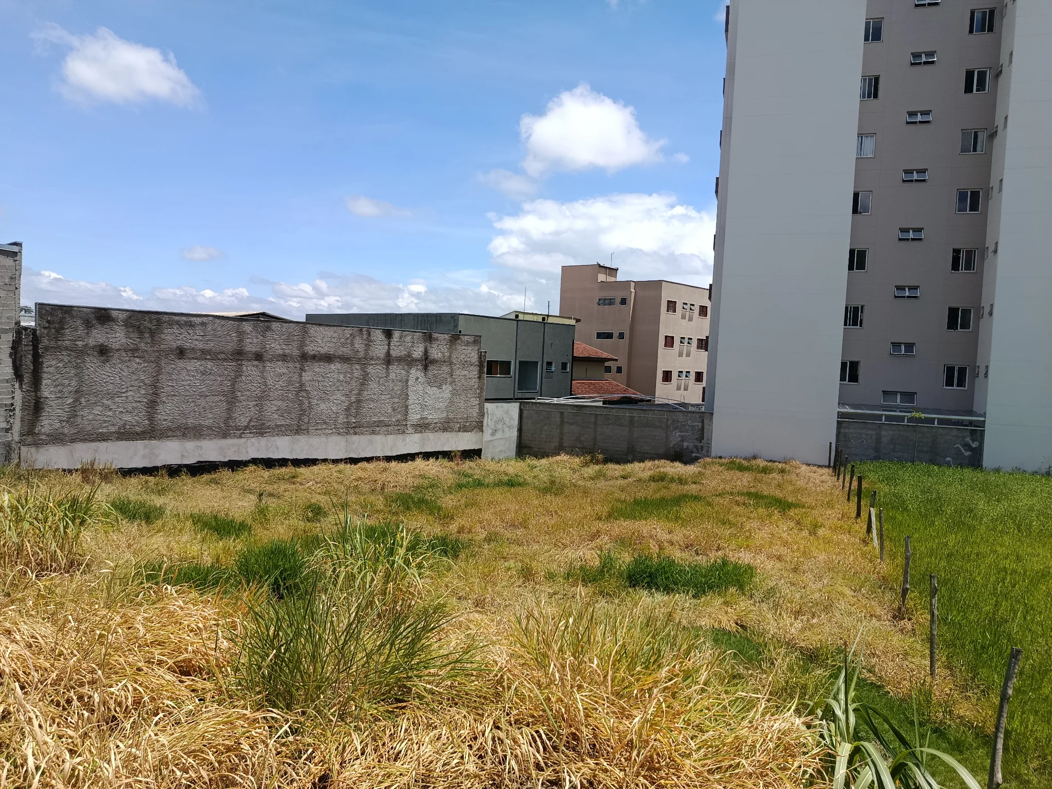 Área à venda com 1.600 m² no bairro Granja Daniel em Taubaté/SP. 