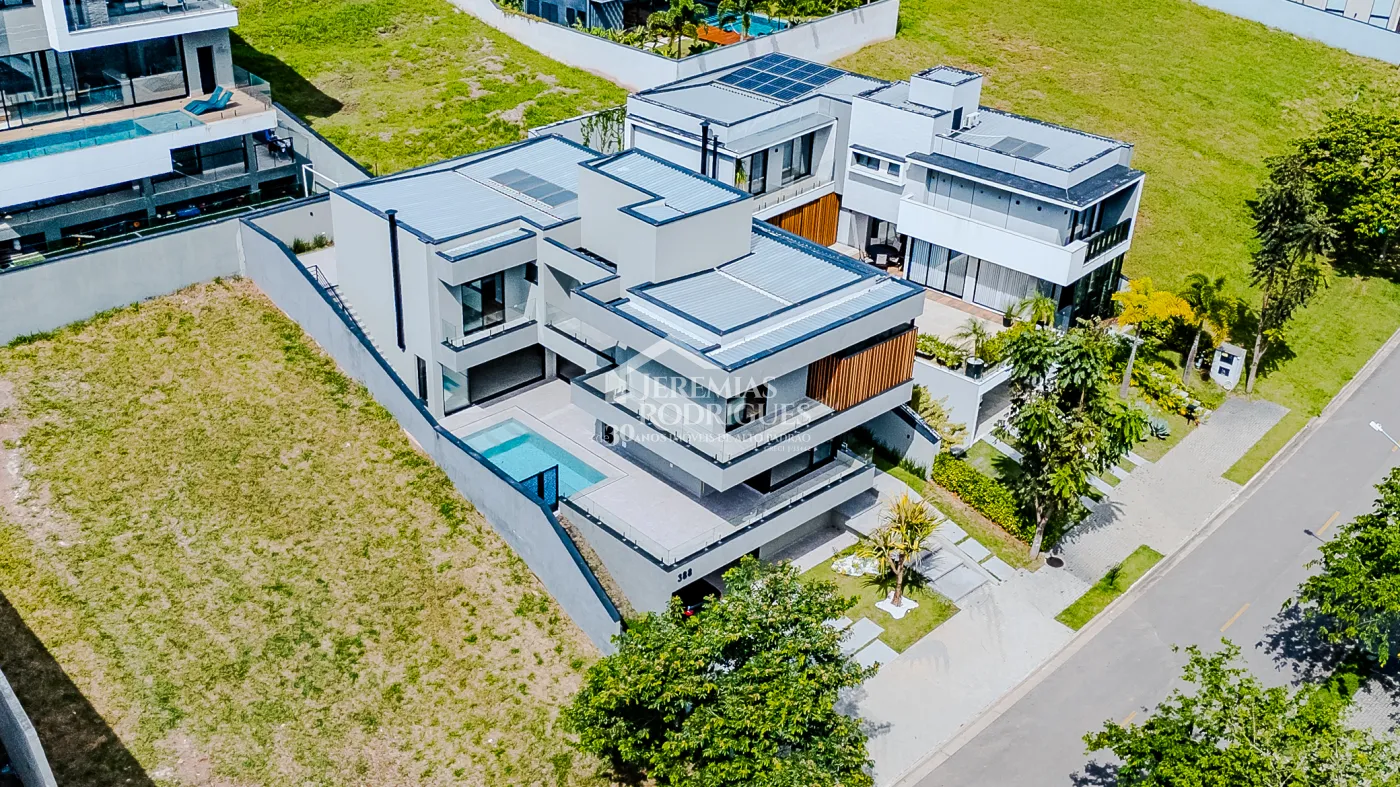 Casa à venda com 4 suítes no Condomínio Residencial Alphaville II em São José dos Campos/SP.