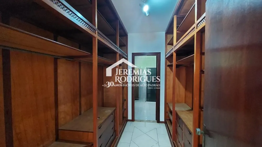 Casa térrea com 5 dorm - Condomínio Village Paineiras.