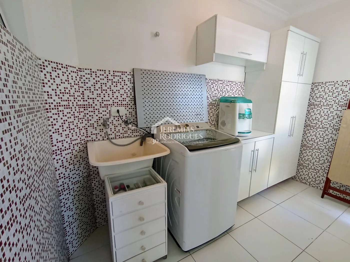 Casa assobradada com 3 suítes - Condomínio Jardim Oásis - Taubaté/SP.