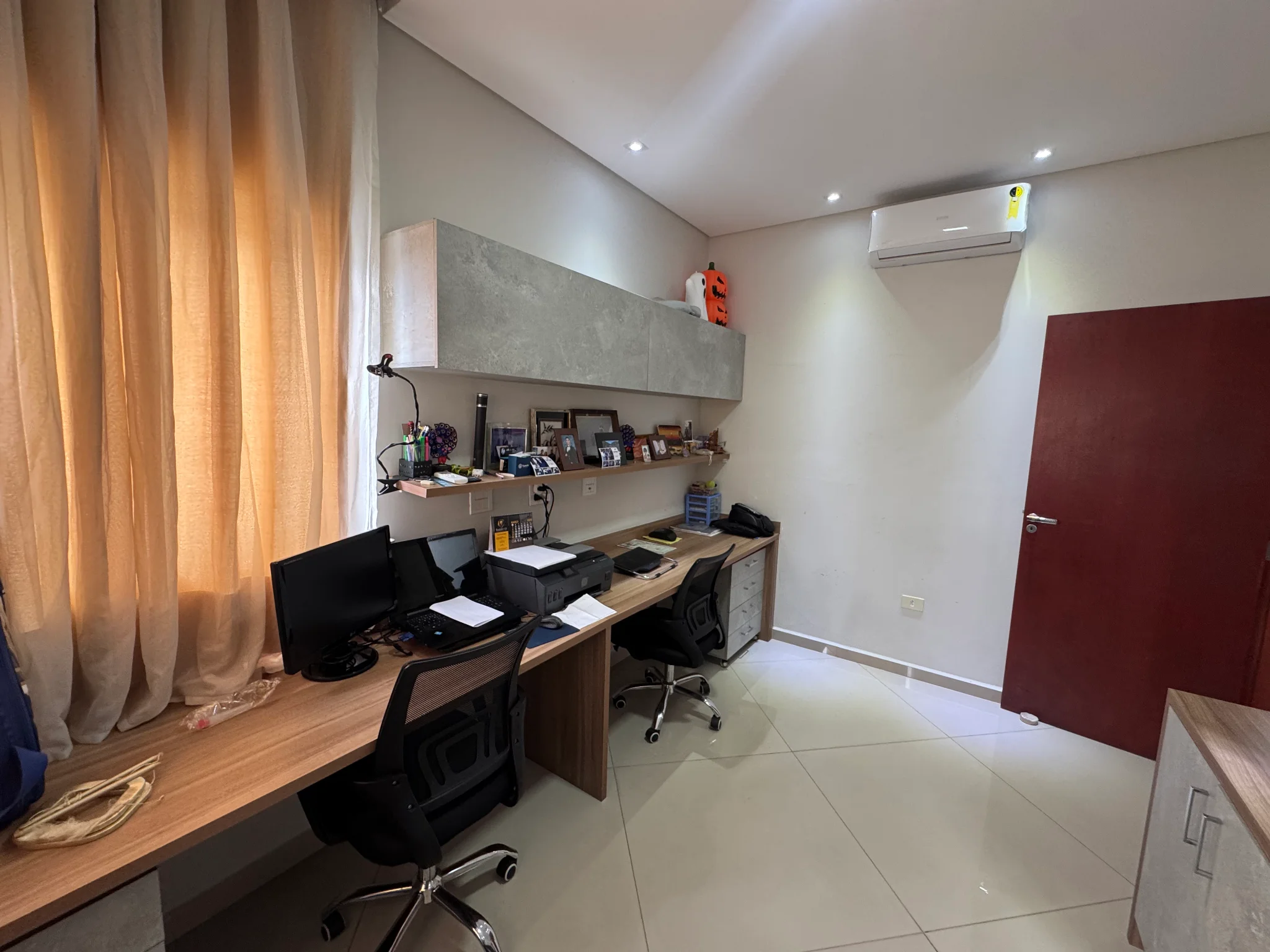 Casa à venda com 3 suítes no Condomínio Reserva dos Lagos em Pindamonhangaba/SP. 