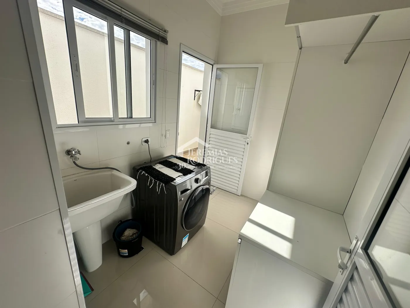 Casa mobiliada para locação com 3 suítes no Condomínio Real Ville em Pindamonhangaba/SP