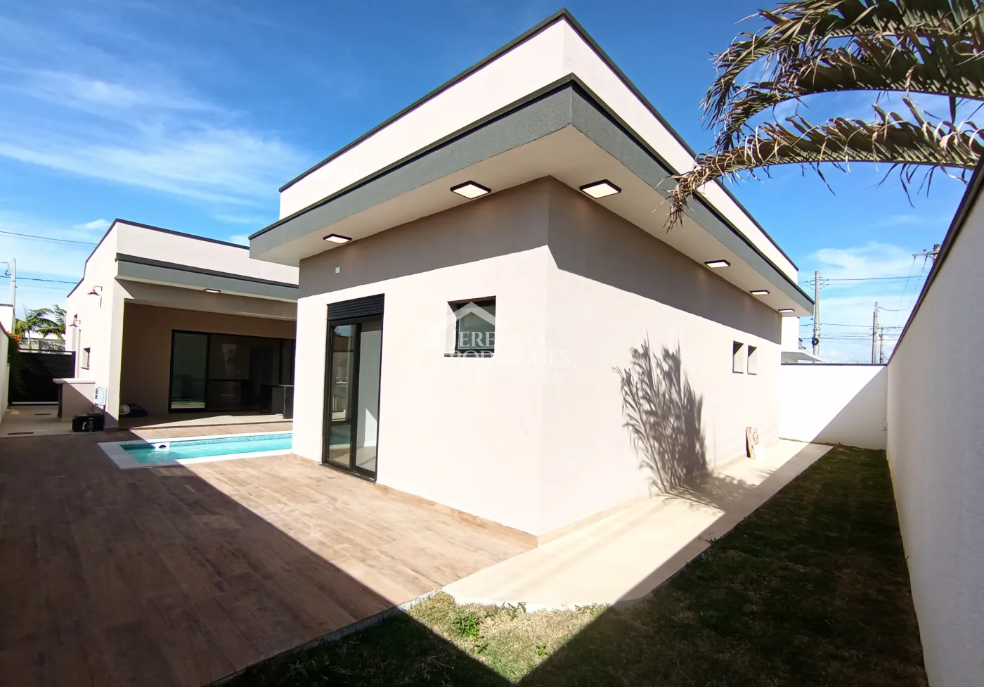 Casa à venda com 3 suítes no Condomínio Village Splendore em Pindamonhangaba/SP.