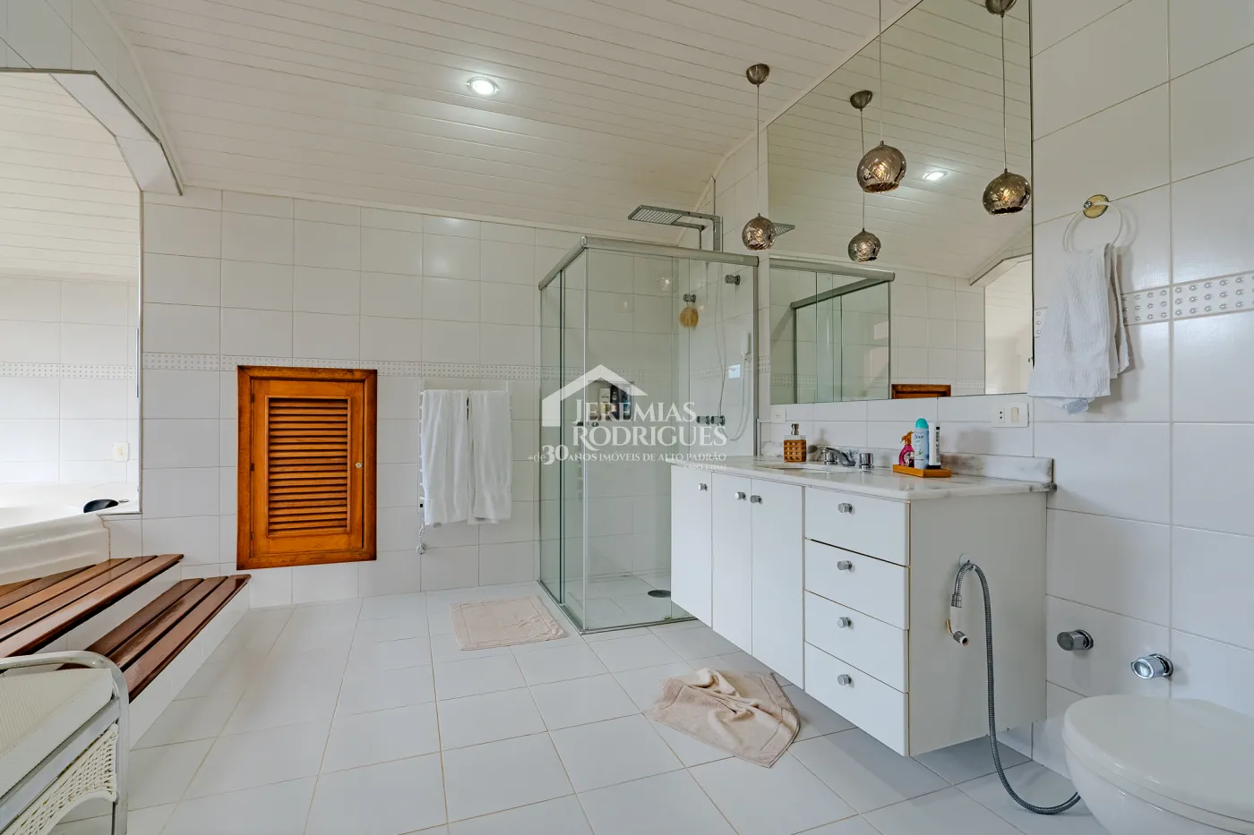 Casa assobradada à venda com 3 dormitórios no Condomínio Aldeia Austríaca em Campos do Jordão/SP.