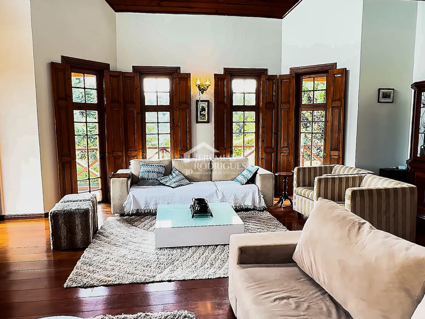 Casa à venda com 5 dormitórios no Condomínio Residencial Gran Ville em Campos do Jordão/SP.