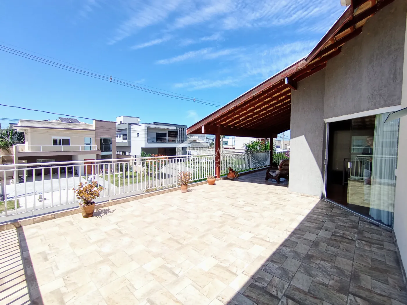 Casa à venda com 3 suítes no Condomínio Reserva dos Lagos em Pindamonhangaba/SP.