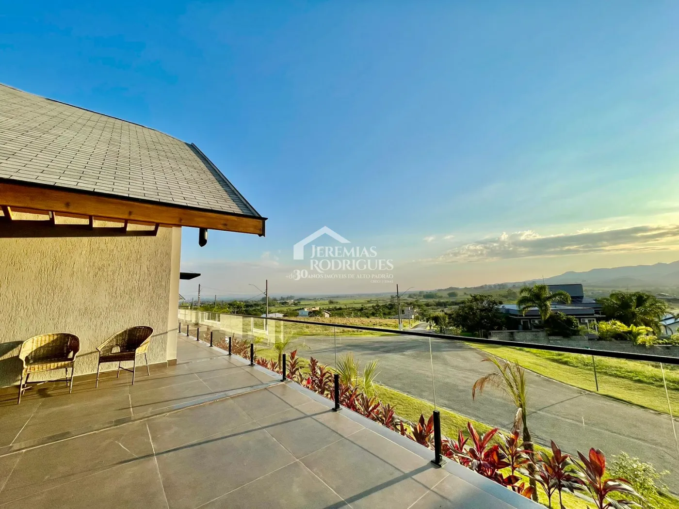Casa à venda com 3 dormitórios no Condomínio Village da Serra em Tremembé/SP.