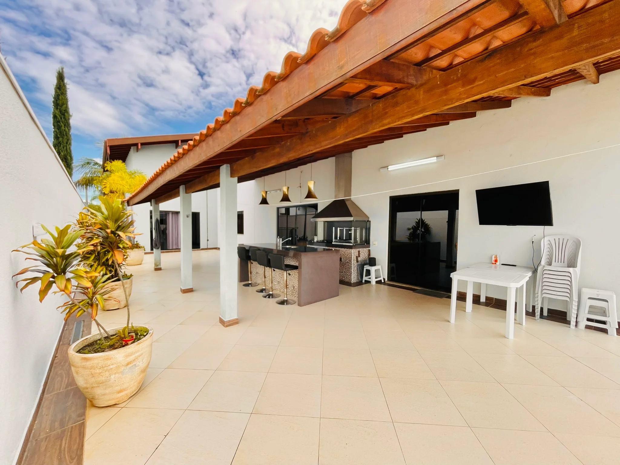 Casa à venda com 4 dormitórios no Condomínio Colonial Village I em Pindamonhangaba/SP. 