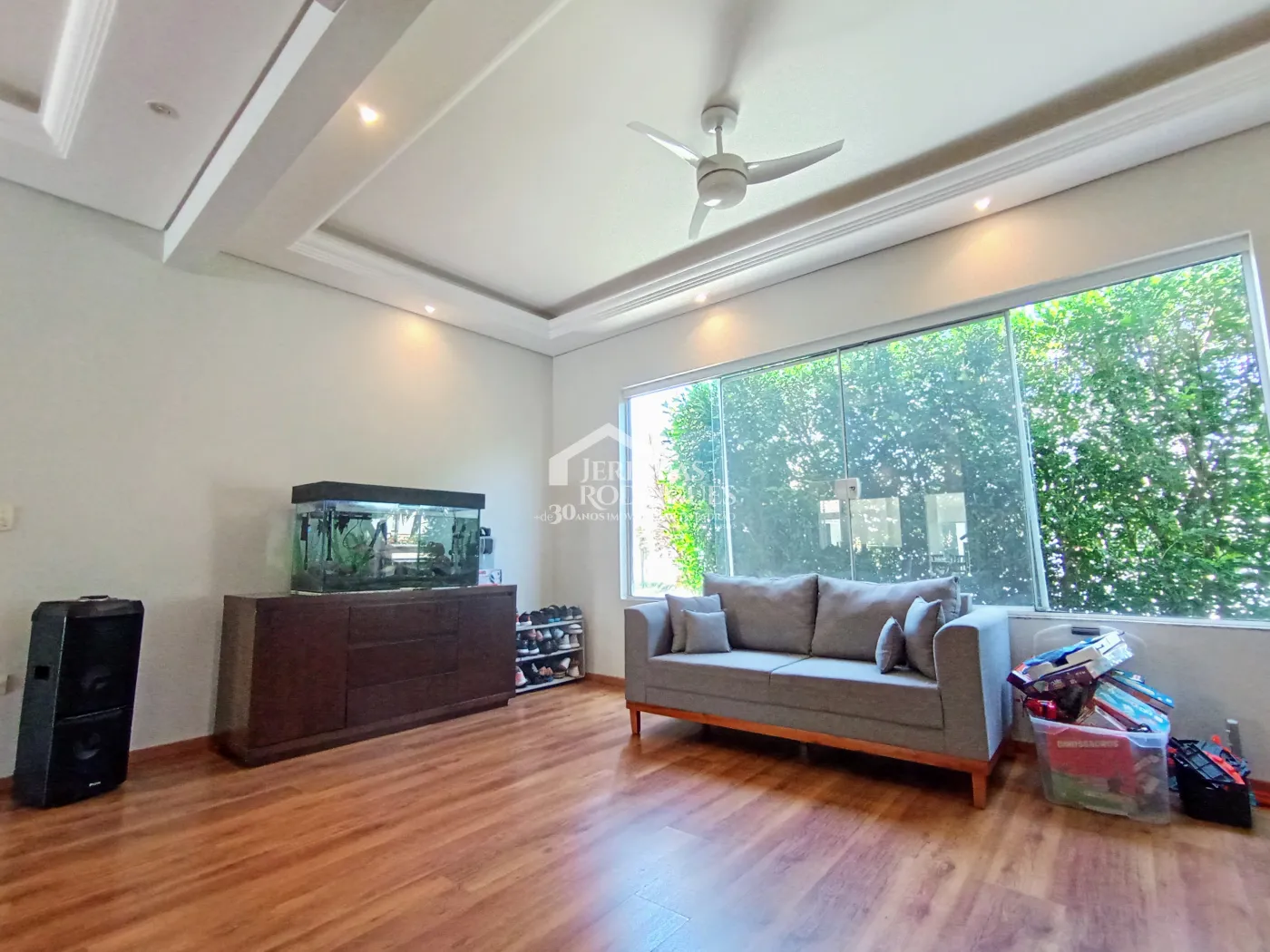 Casa à venda com 3 suítes no Condomínio Reserva dos Lagos em Pindamonhangaba/SP.