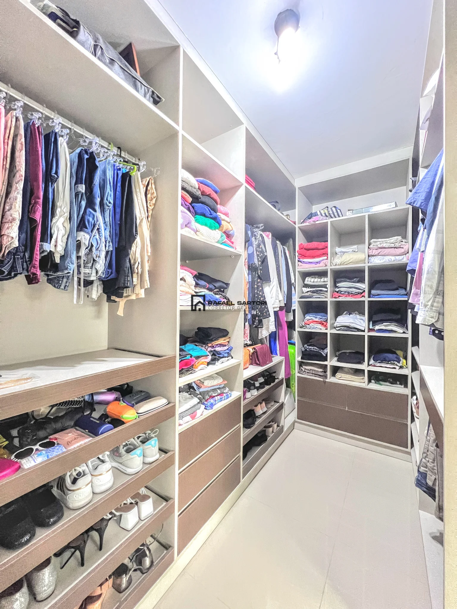 CASA COM 04 SUITES NO AMIZADE