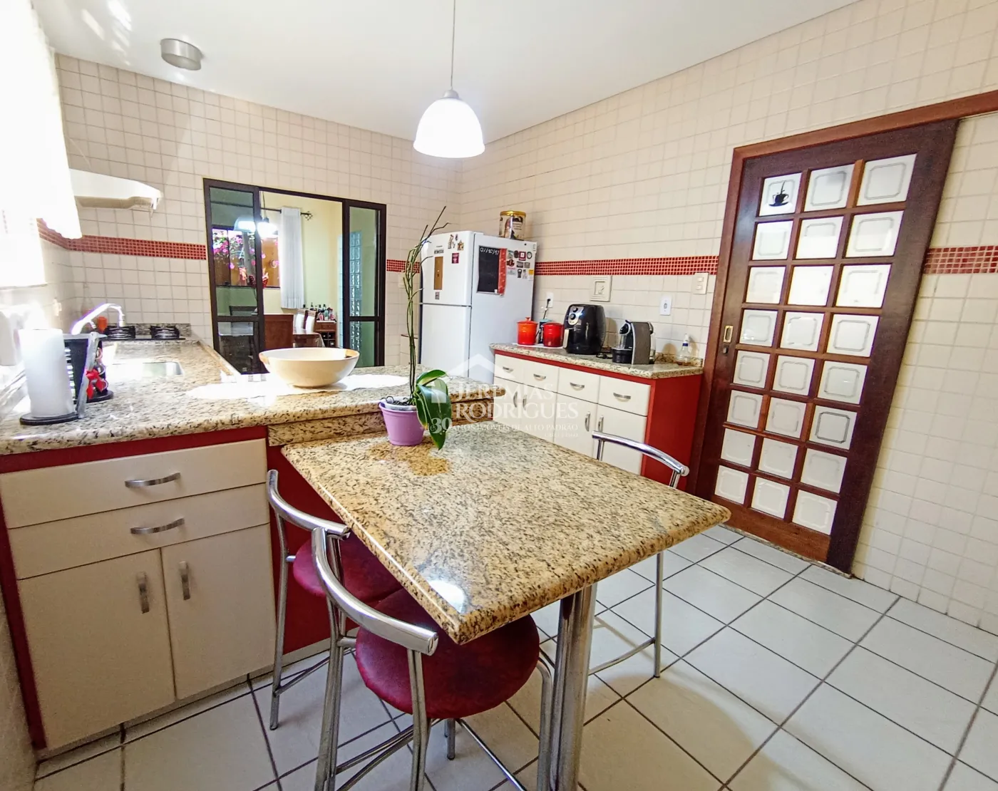 Casa assobradada à venda com 3 suítes no Condomínio Fortaleza em Taubaté/SP.