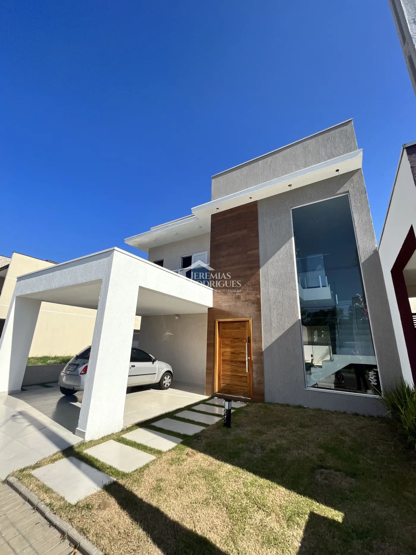 Casa assobradada à venda com 3 suítes no Condomínio Morada do Visconde em Tremembé /SP.