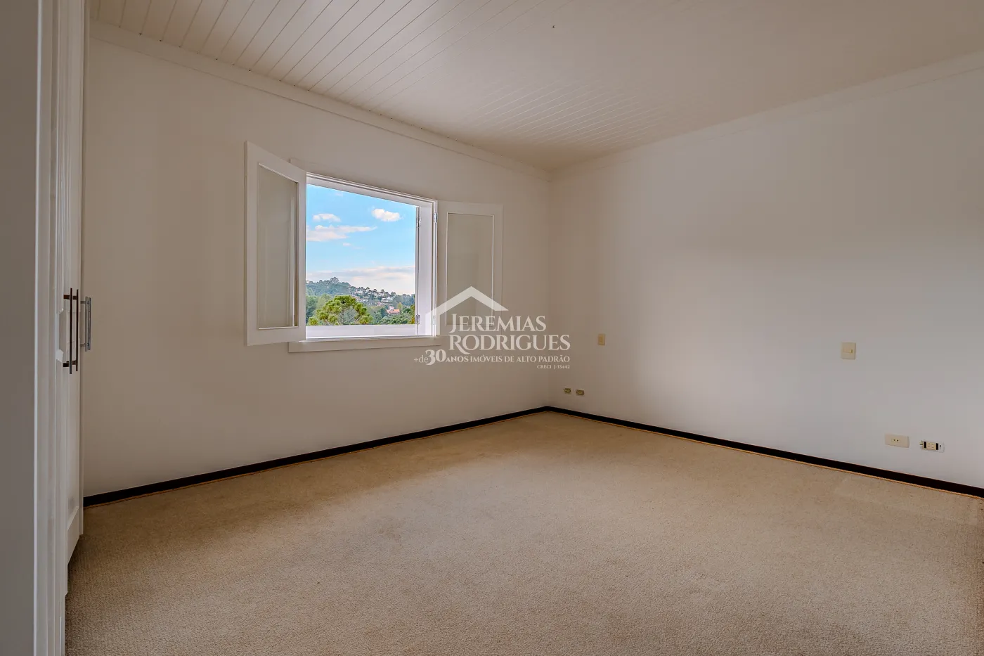 Casa para venda com 5 suítes no Condomínio Jardim Véu da Noiva em Campos do Jordão/SP