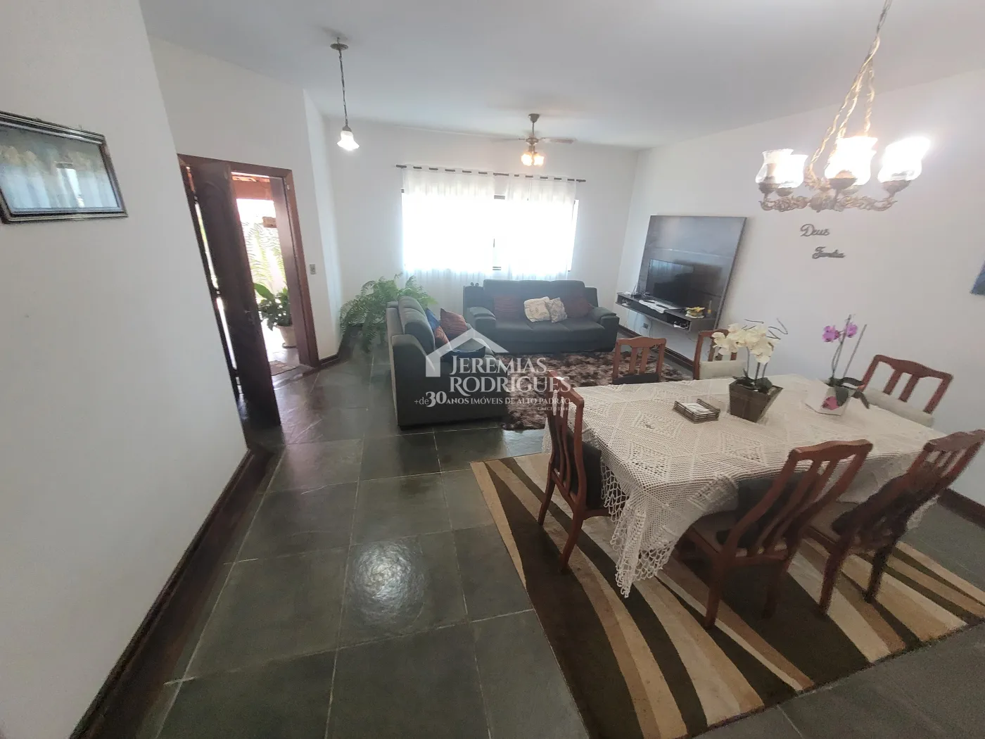 Casa para venda e locação com 3 dormitórios no Parque São Domingos em Pindamonhangaba/SP.