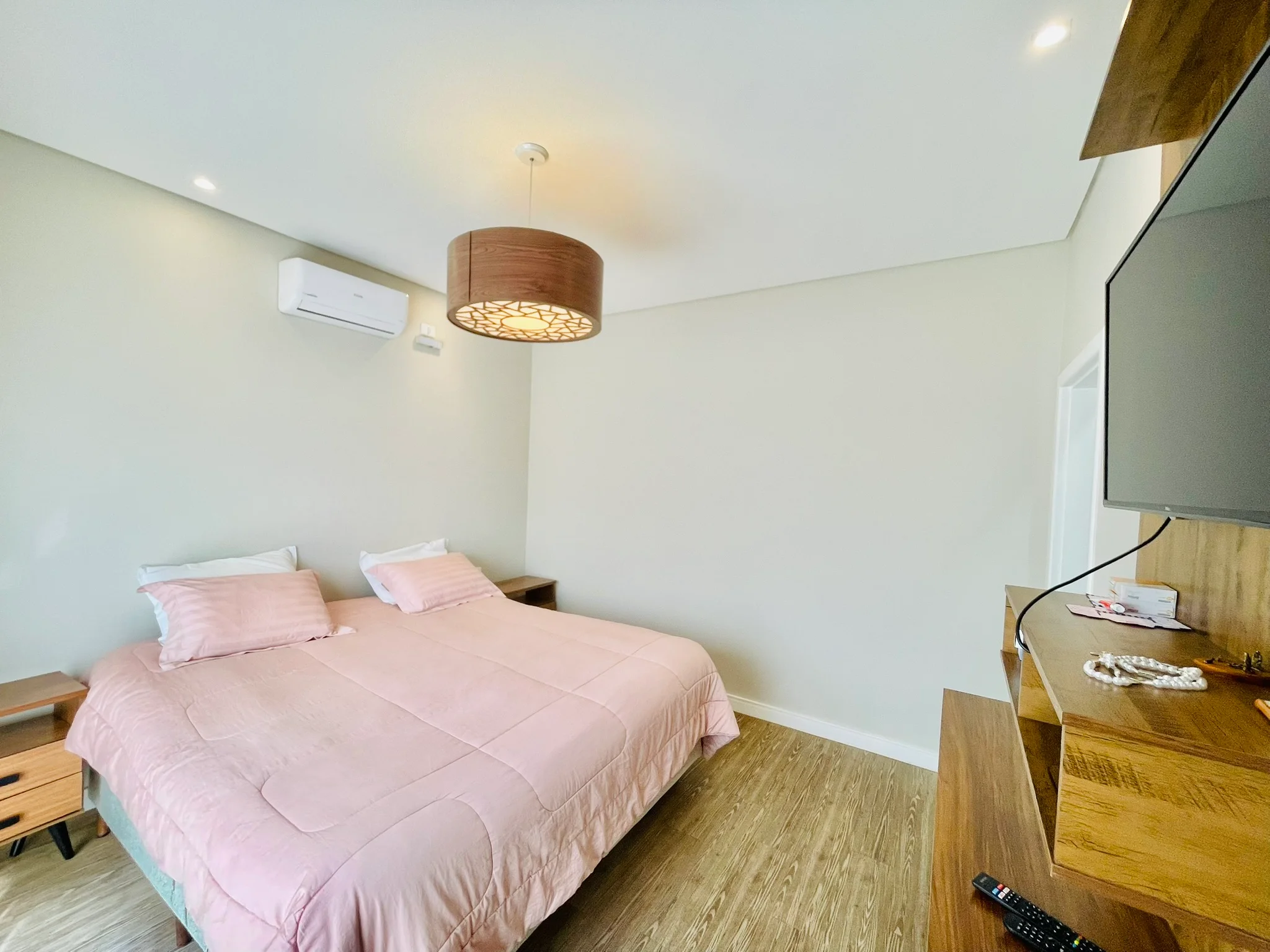 Casa à venda com 4 suítes no Condomínio Tecoara em Taubaté/SP.