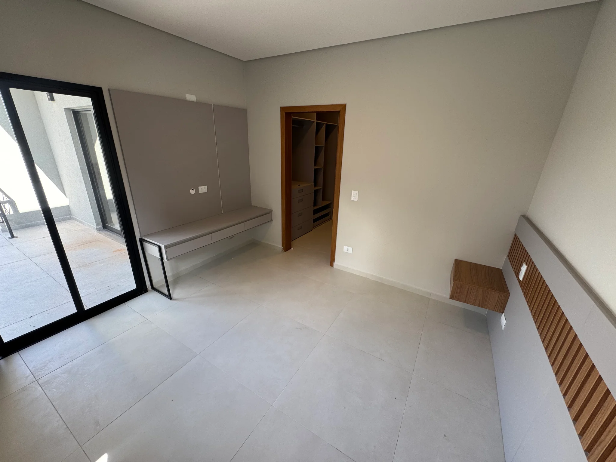 Casa à venda com 3 suítes no Condomínio Cataguá Way em Taubaté/SP.