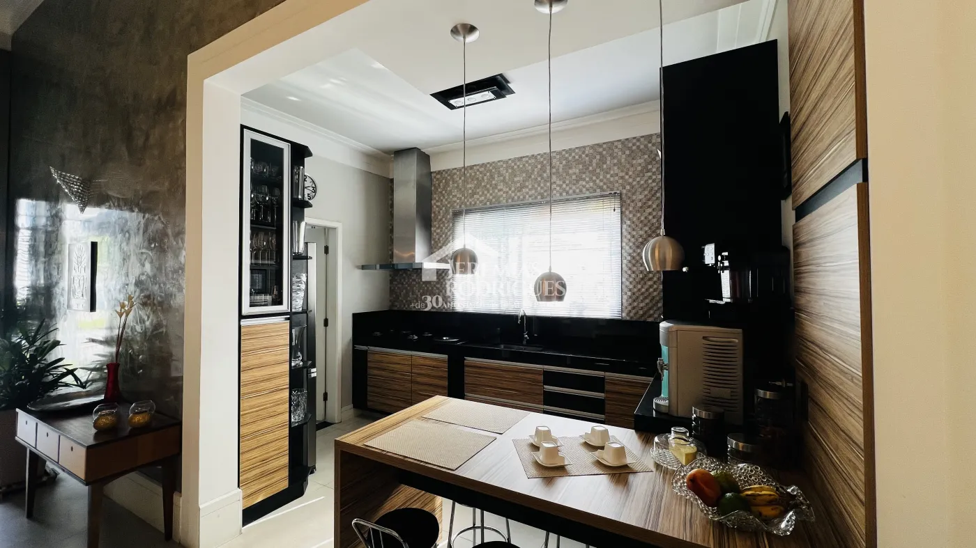 Casa à venda com 3 suítes no Condomínio Campos do Conde II Chambord em Tremembé/SP