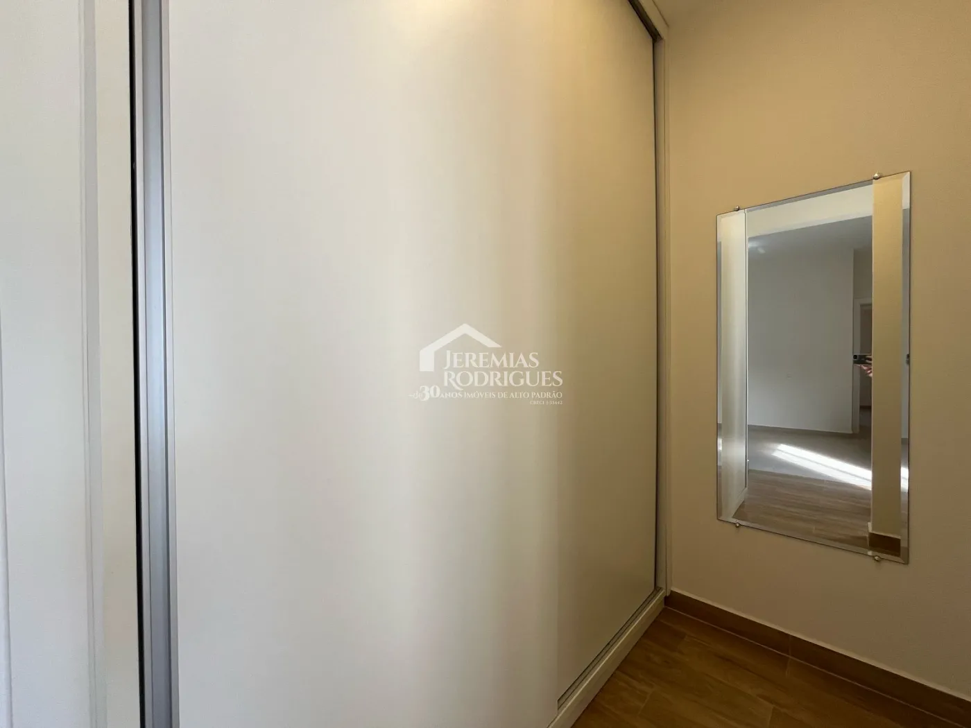 Casa à venda com 4 suítes no Condomínio Taubaté Village em Taubaté/SP.