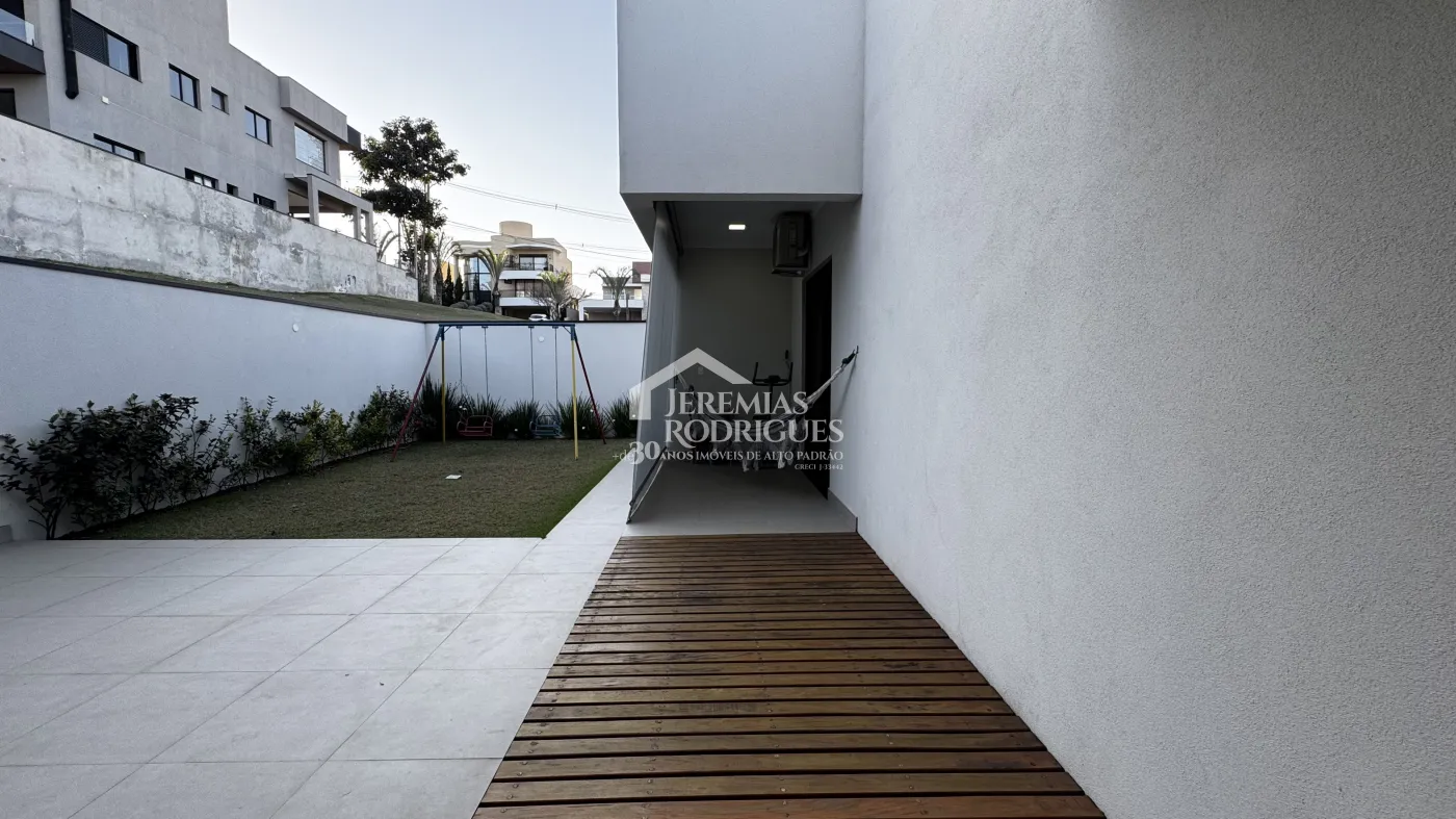 Casa à venda com3 suítes no Condomínio Reserva dos Lagos em Pindamonhangaba/SP.