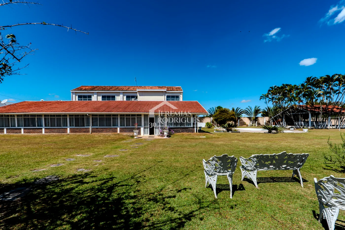 A Imobiliária Jeremias Rodrigues Imóveis de Alto Padrão disponibiliza para venda essa casa no Condomínio Morada do Visconde em Tremembé/SP.