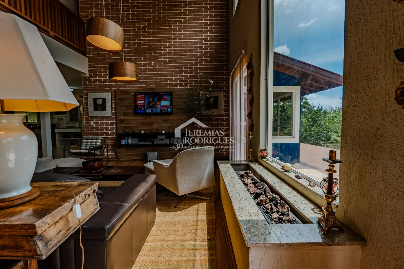 Casa assobradada à venda com 3 dormitórios no Condomínio Parque da Mantiqueira em Santo Antônio do Pinhal/SP.