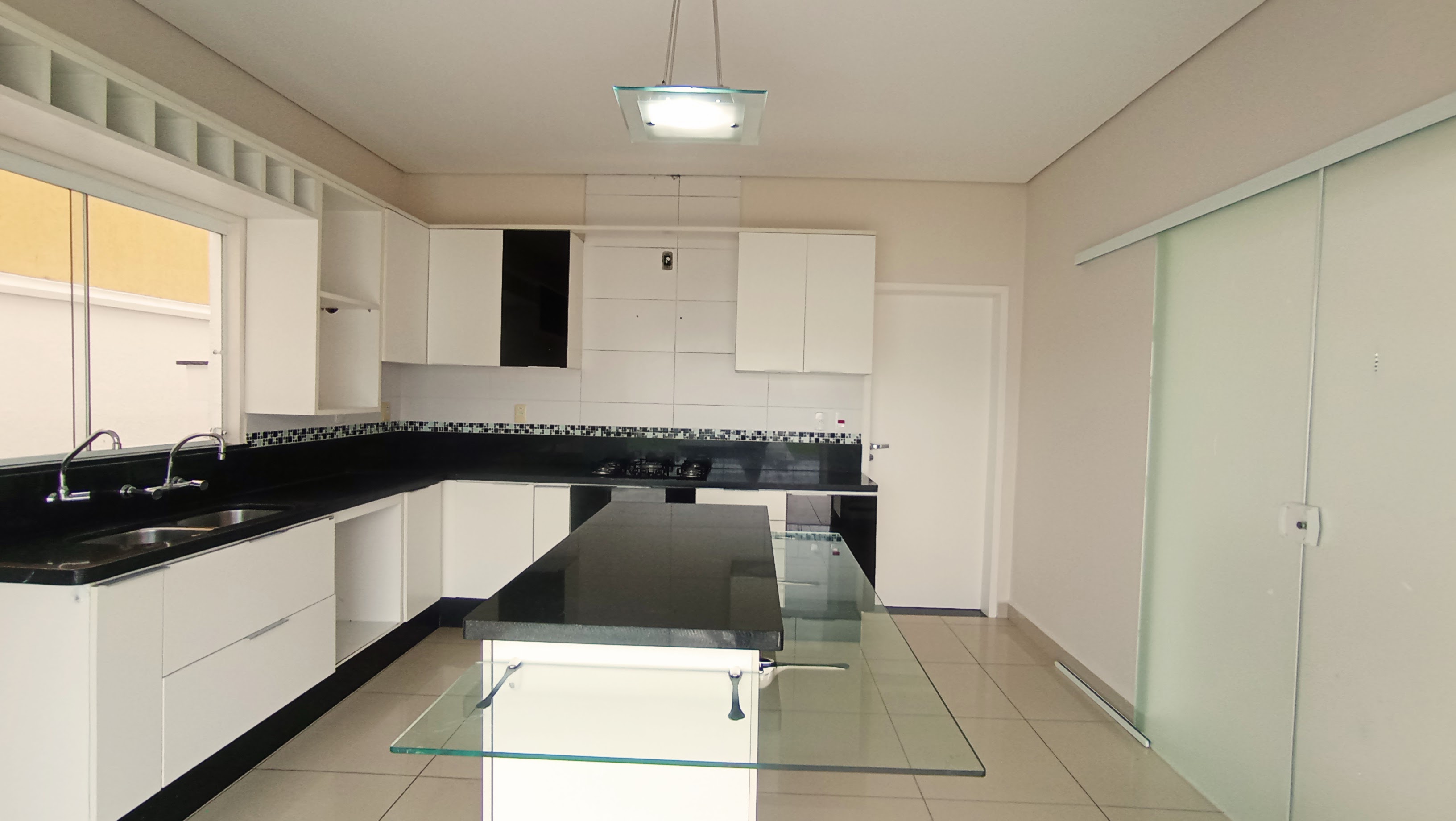 Casa para locação com 3 suítes no Condomínio Campos do Conde II - Chambord em Tremembé/SP.