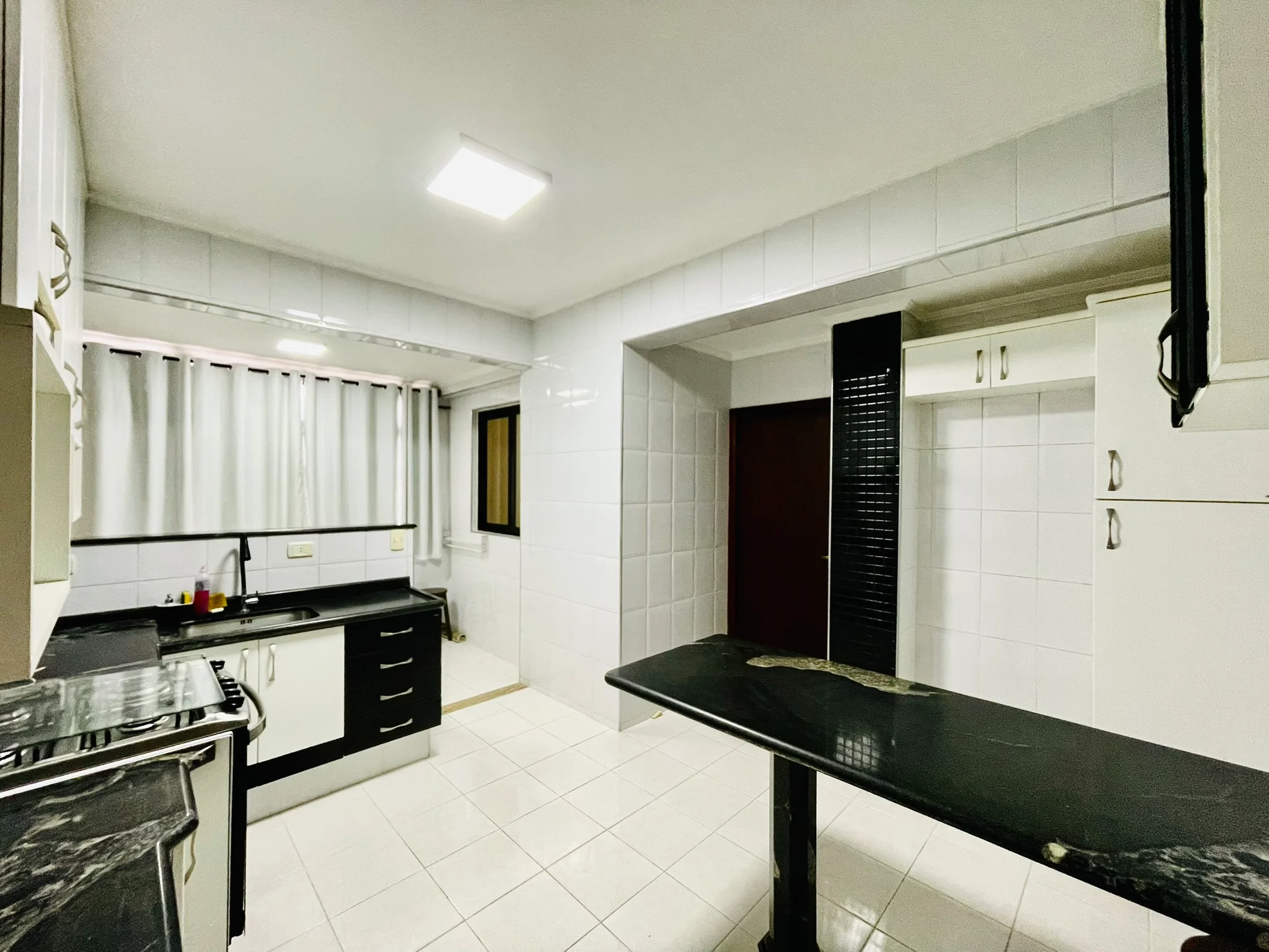 Apartamento para venda com 5 dormitórios no Edifício Olimpia em Taubaté/SP. 